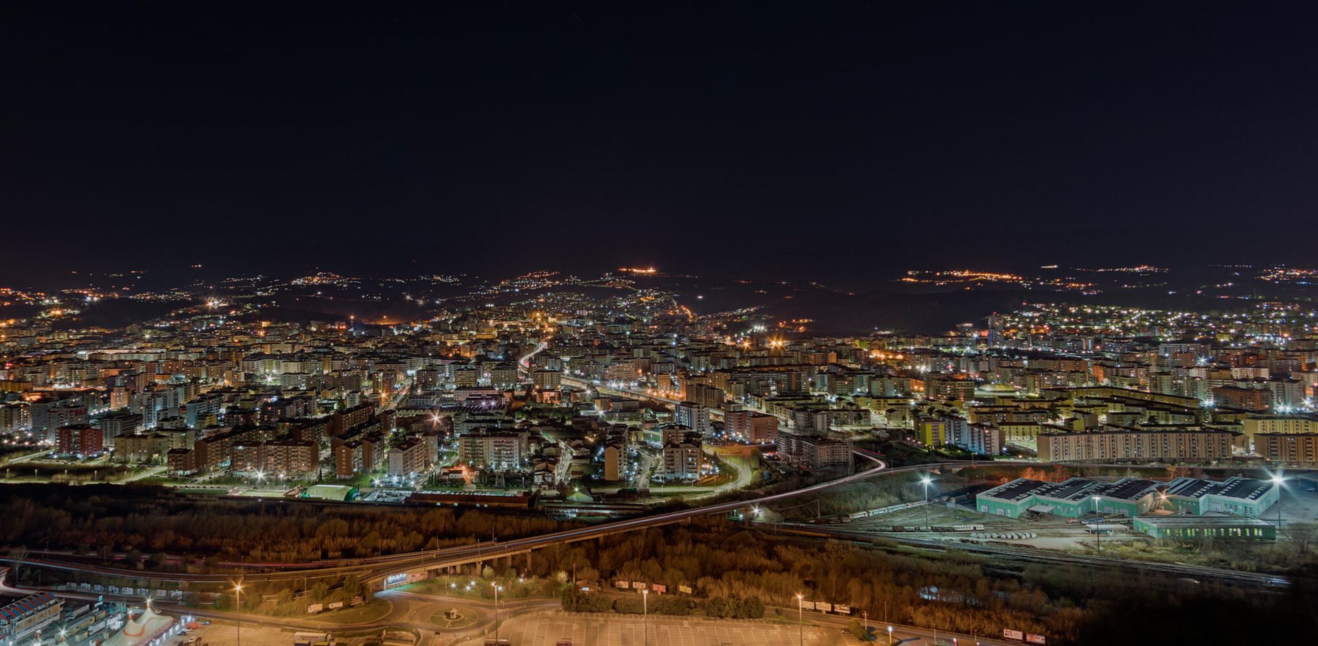 Panorama notturno di Cosenza illuminata